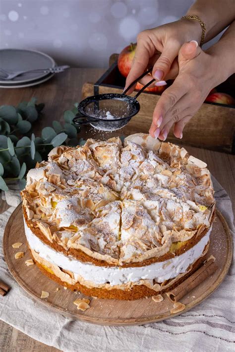 Blätterteig-Schmand-Kuchen im Anschnitt, sichtbare cremige Schicht mit Früchten