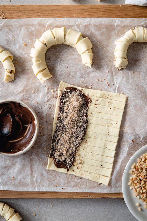Blätterteighörnchen mit Nutella - Aufrollen und Auffächern