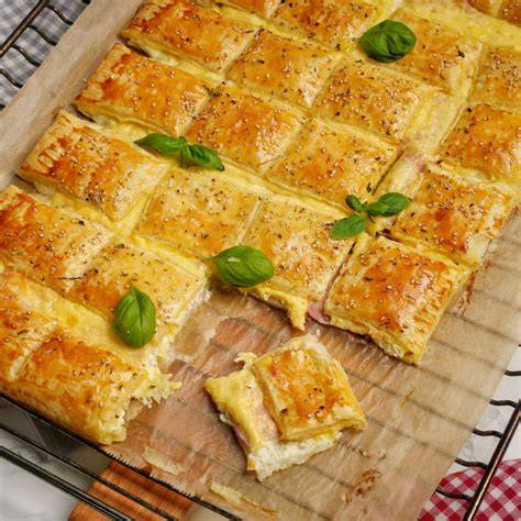 Blätterteigkuchen mit Schinken und Käse angeschnitten