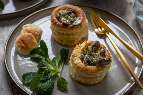 Blätterteigpasteten mit Pilz-Ragout auf einem Teller