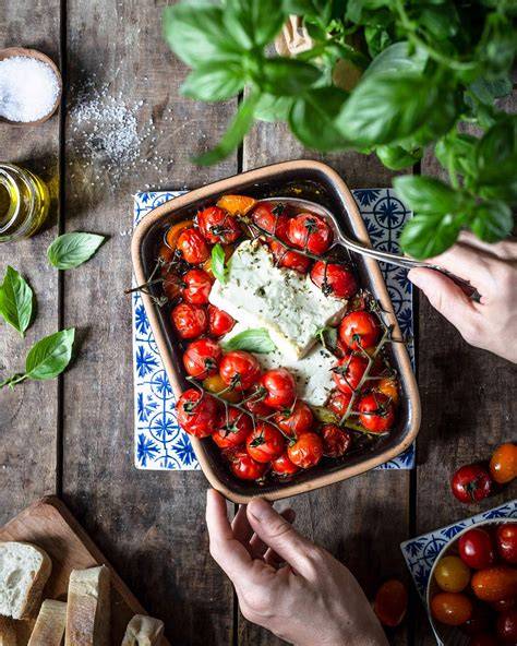 Blätterteigpizza frisch aus dem Ofen mit Kirschtomaten und Ziegenkäse