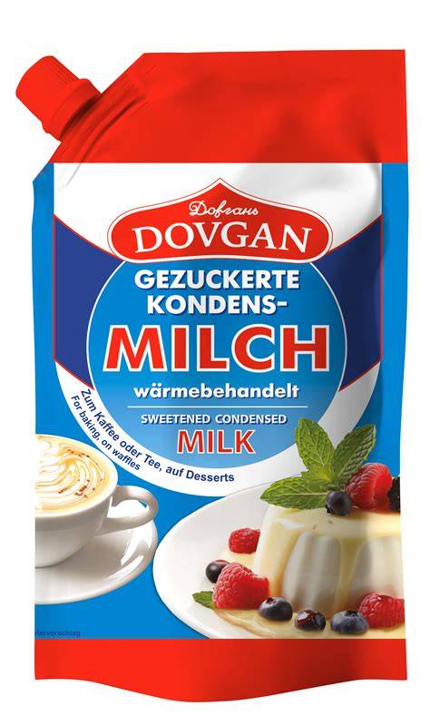 Blätterteigplatten und gezuckerte Kondensmilch auf der Arbeitsfläche