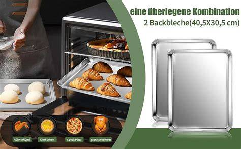 Blätterteigplatten unter Backblech zum Flachhalten