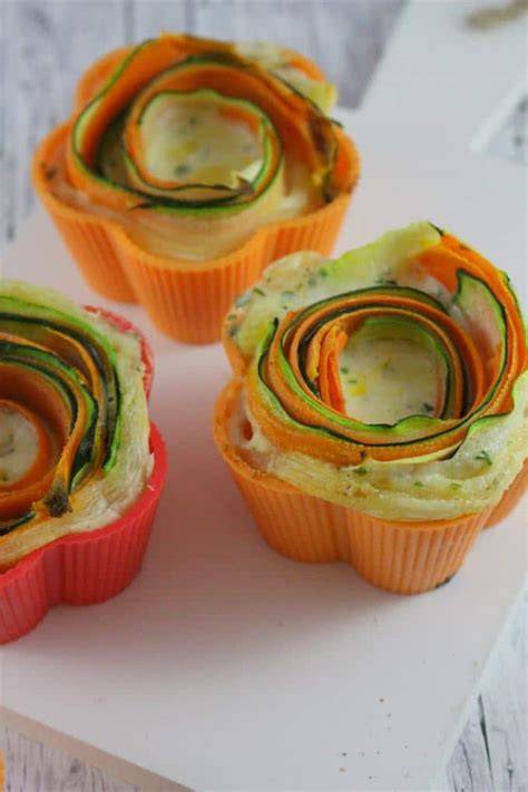 Blätterteigrolle aufgerollt und in Scheiben geschnitten, Teigscheiben in Muffinform