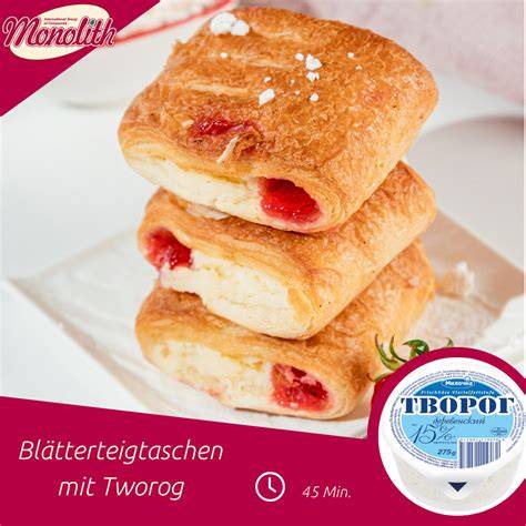 Blätterteigrolle und Marmelade auf Arbeitsfläche
