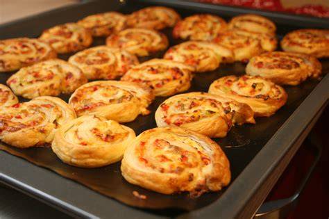 Blätterteigschnecken im Vorratsbehälter, eingefrorene und fertig gebackene Schnecken
