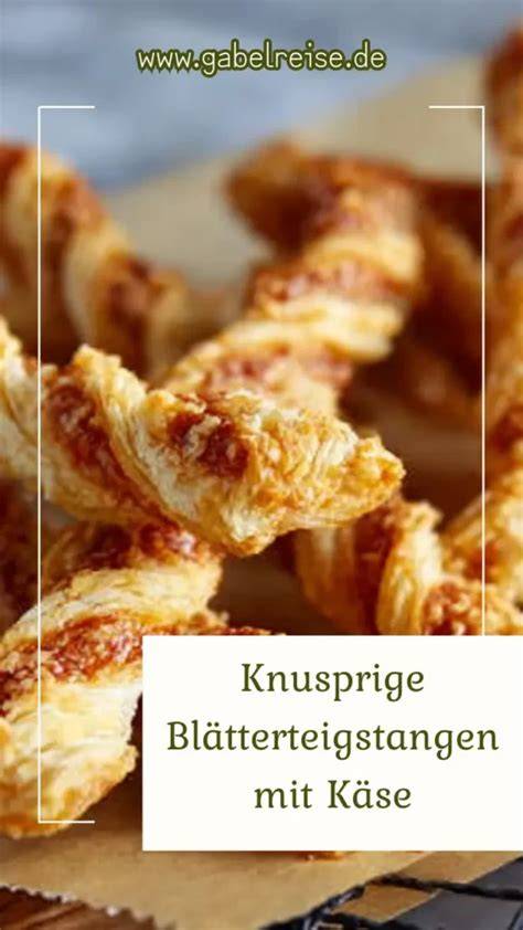 Blätterteigstangen frisch gebacken mit glänzender Oberfläche