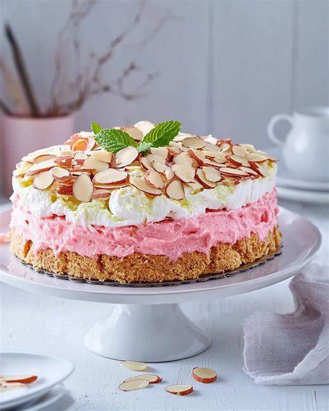 Blätterteigstangen-Torte mit Mandeln, aufgeschnitten