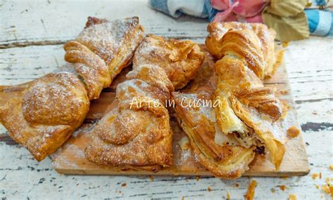 Blätterteigstreifen mit Hagelzucker auf Backblech