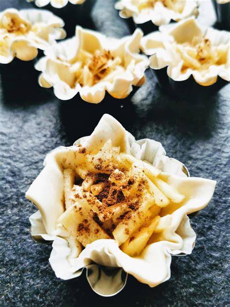 Blätterteigtörtchen mit Apfel und Nougat, frisches Obst und Haselnusskrokant