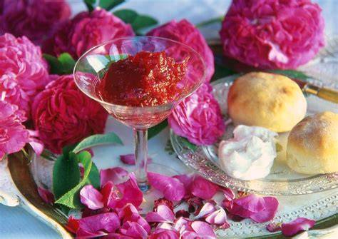 Blüten und Gläser mit Rosenkonfitüre