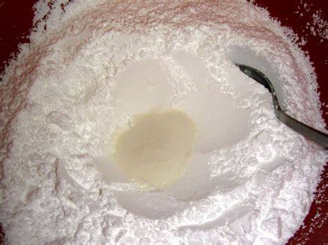 Blütenpaste in Schüssel, Zutaten wie Gelatine, Puderzucker, CMC