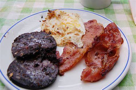 Black Pudding in Scheiben, serviert zum Frühstück