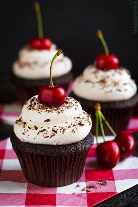 Black Velvet Cherry Cupcakes mit Frosting und Kirschen