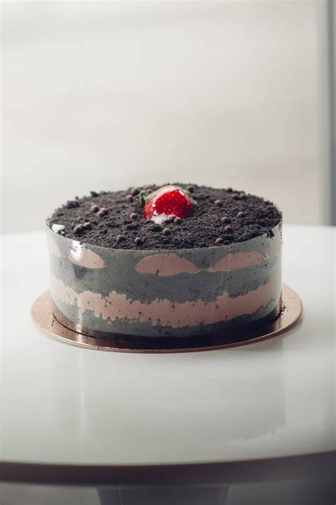 Black Velvet Torte mit Oreo-Deko und Baiser-Geistern