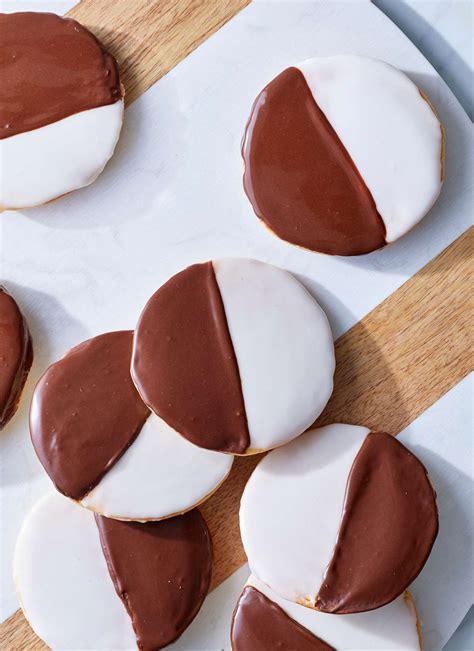 Black-and-White Cookies halb weiß halb dunkel glasiert