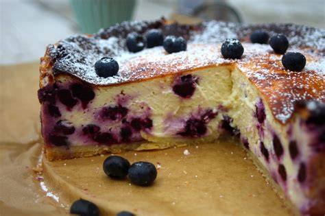 Blaubeer Cheesecake auf Teller mit frischen Blaubeeren