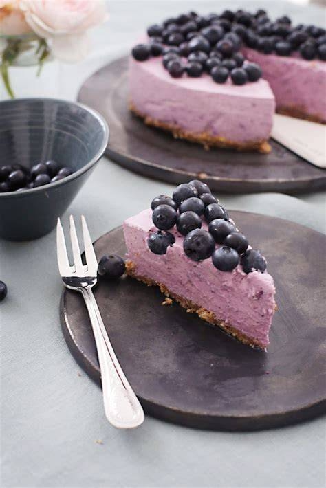 Blaubeer Cheesecake sommerlich dekoriert