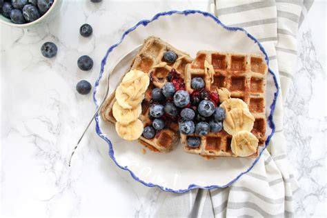 Blaubeer-Buchweizen-Waffeln auf Teller mit Waldbeer-Chia-Sauce