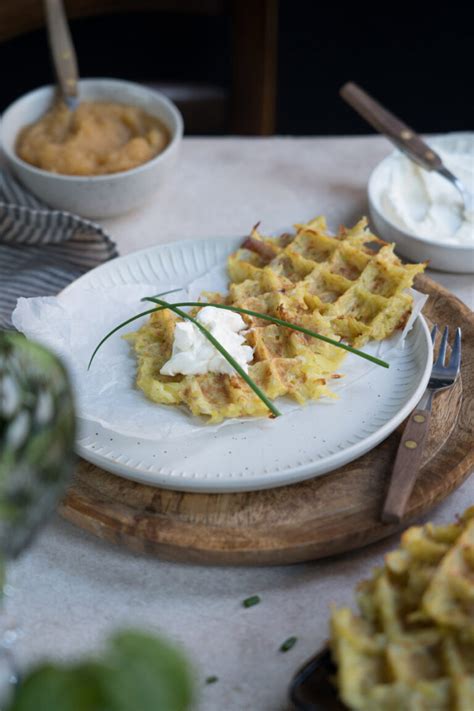 Blaubeer-Buchweizen-Waffeln frisch aus dem Waffeleisen mit Quarkcreme