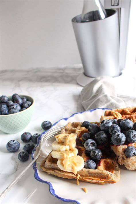 Blaubeer-Buchweizen-Waffeln mit Waldbeer-Chia-Sauce