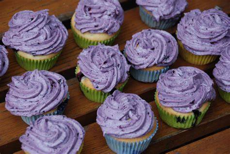 Blaubeer-Buttercreme mit frischer Deko