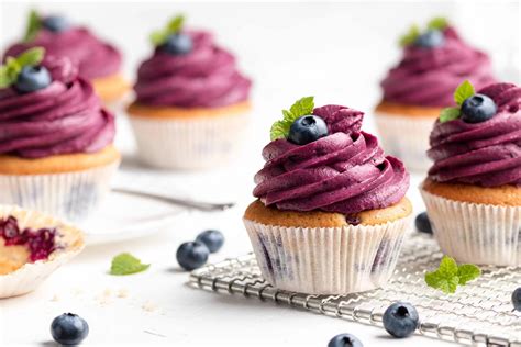 Blaubeer-Cupcakes mit Pudding-Buttercreme getoppt