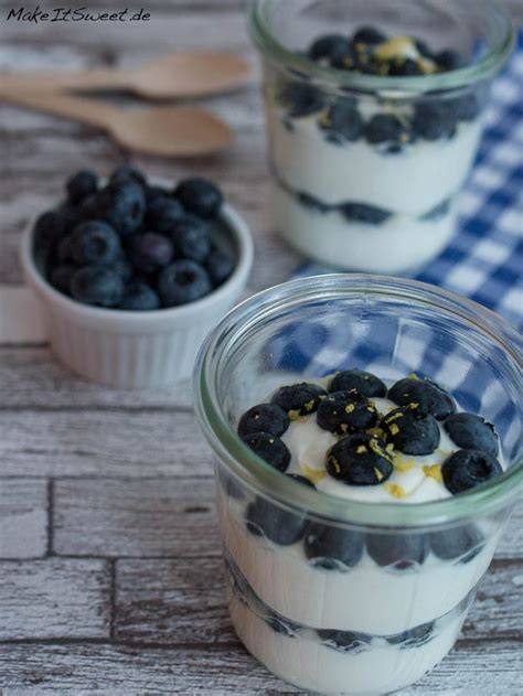 Blaubeer-Dessert mit Quark und Zitronendekor in einem Glas