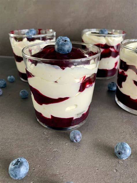 Blaubeer-Dessert mit Zitronenquark im Glas