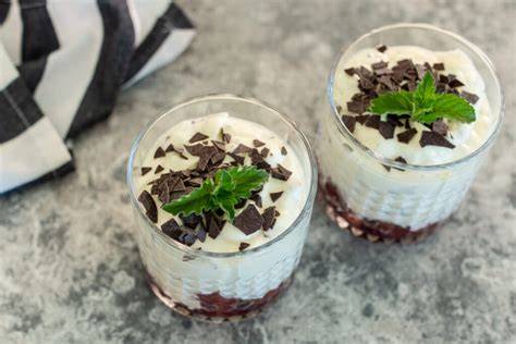 Blaubeer-Gläschen mit Stracciatella