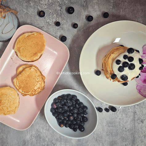 Blaubeer-Haferflocken-Waffel auf Teller mit Joghurt
