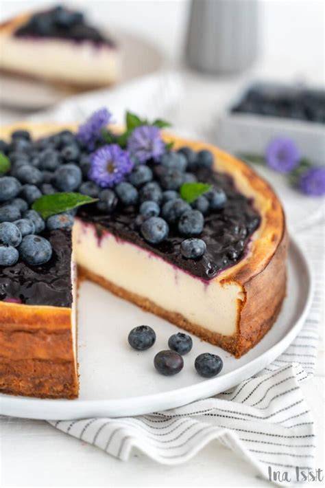 Blaubeer-Käsekuchen aufgeschnitten mit Keksboden