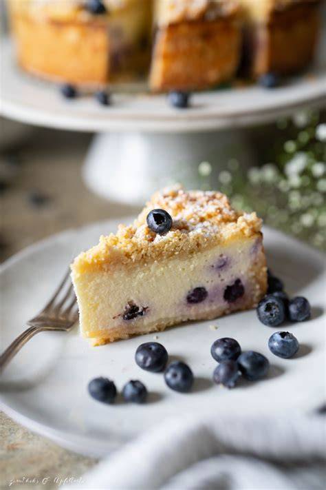 Blaubeer-Käsekuchen aufgeschnitten mit Streuseln