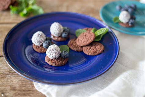 Blaubeer-Kokos Praline auf einem Cookie mit Minze