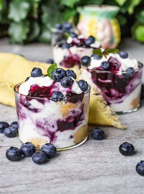 Blaubeer-Kokoseis im Glas