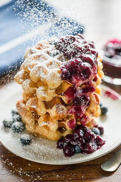 Blaubeer-Kompott auf Waffeln