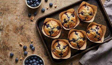 Blaubeer-Protein-Muffins in Papierförmchen
