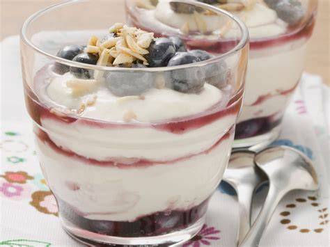 Blaubeer-Quark-Creme: pürierte Heidelbeeren mit Quark und Zitronenzesten