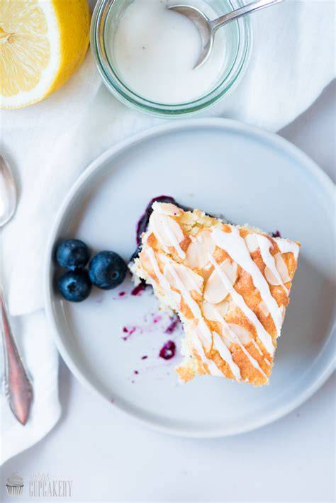 Blaubeer-Vanille-Kuchen im Anschnitt mit Beeren-Deko