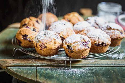 Blaubeer-Variante der Muffins mit frischen Heidelbeeren obenauf
