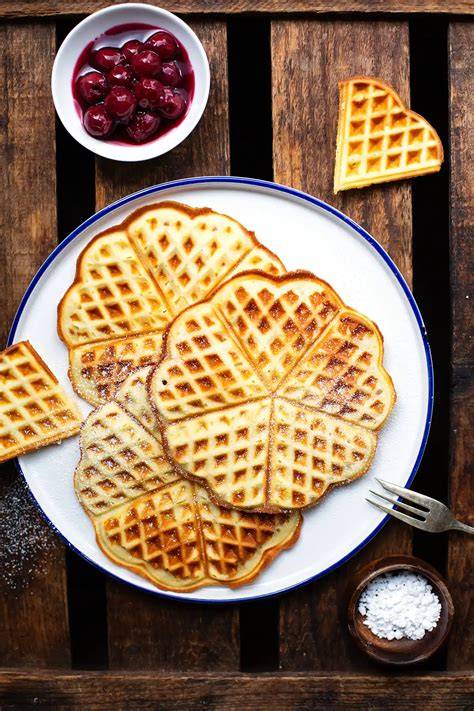 Blaubeer-Waffeln auf einem Teller, serviert mit Puderzucker