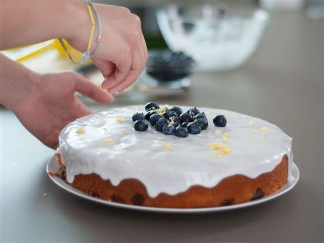 Blaubeeren auf der Käsekuchenfüllung verteilen