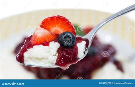 Blaubeeren auf einem Löffel über Pudding