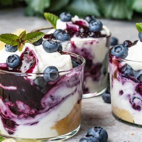 Blaubeeren frisch, gezuckert im Glas und Blaubeerkompott im Topf