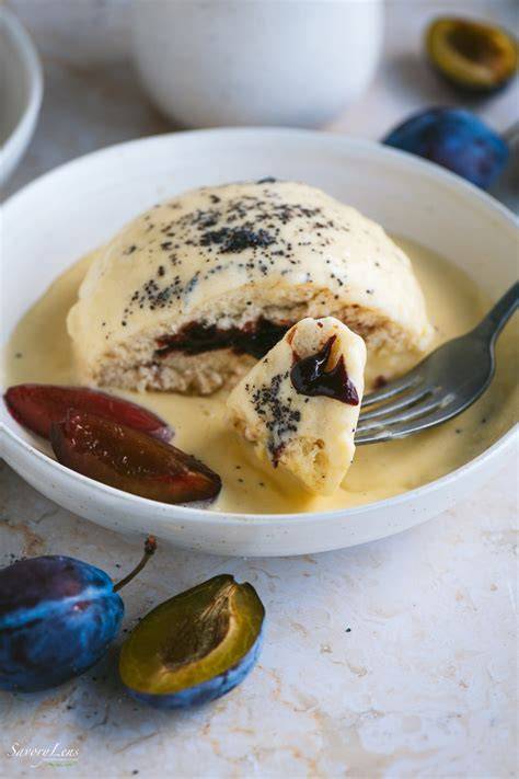 Blaubeeren und Vanillesoße als Beilage zum Brotpudding