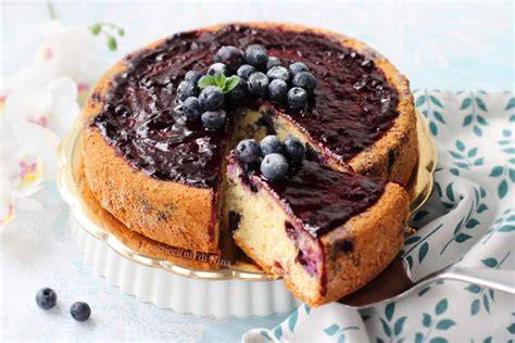Blaubeerkuchen, angeschnitten mit fluffiger Textur und Deko