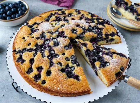 Blaubeerkuchen angeschnitten, Sommerkuchen auf Kaffeetafel