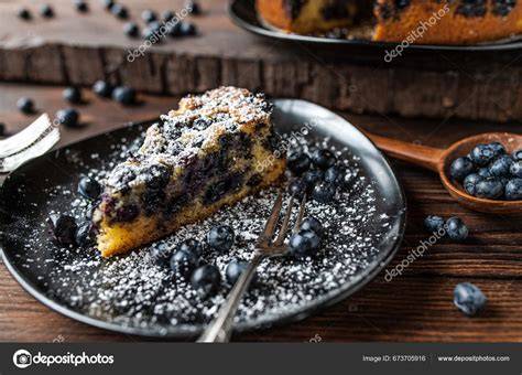 Blaubeerkuchen auf rustikalem Holztisch