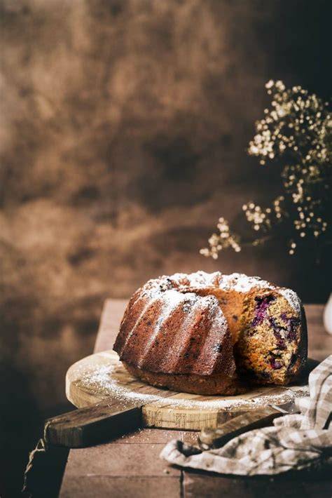 Blaubeerkuchen im Gugelhupf, angerichtet auf rustikalem Landfrauen-Tisch