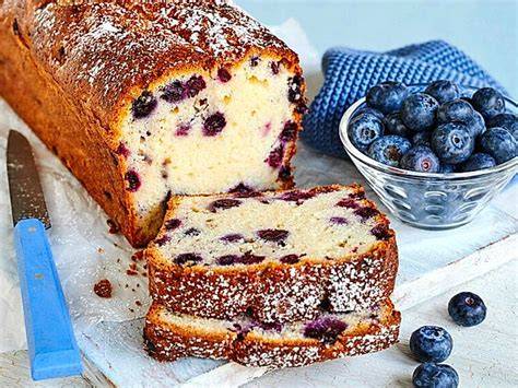 Blaubeerkuchen in Kastenform mit Puderzucker